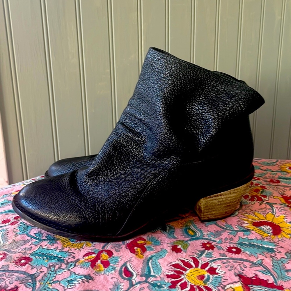 KELSI DAGGER BLACK BOOTIES